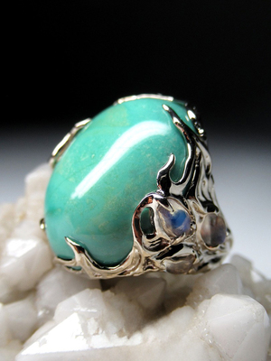 Turquoise gold ring with moonstones